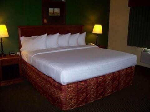 Premium bedding, desk, iron/ironing board, free WiFi
