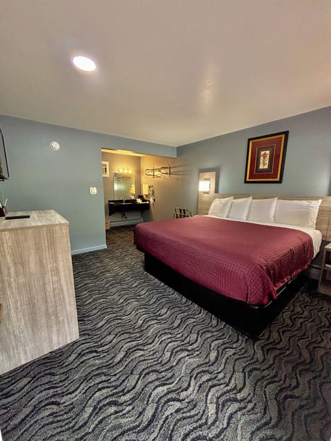 Room, 1 King Bed, Non Smoking | Free WiFi, bed sheets, alarm clocks