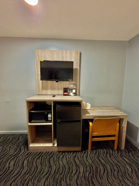 Room, 1 King Bed, Non Smoking | Free WiFi, bed sheets, alarm clocks