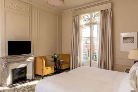 Deluxe Suite, 1 King Bed, Garden View (Palace 5 Star) | Hypo-allergenic bedding, in-room safe, desk, iron/ironing board