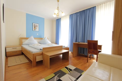 Single Room, 1 Twin Bed | Minibar, desk, free cribs/infant beds, rollaway beds