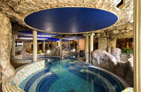 Couples treatment rooms, sauna, hot tub, body treatments, hydrotherapy