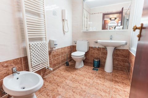 Superior Junior Suite | Bathroom | Combined shower/tub, free toiletries, hair dryer, towels