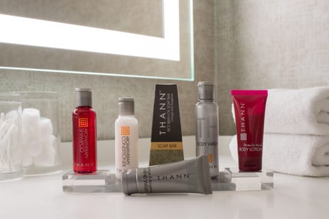 Combined shower/tub, hair dryer, towels