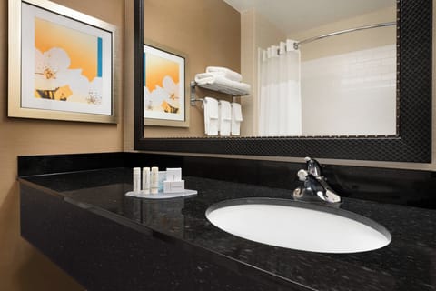 Combined shower/tub, hair dryer, towels