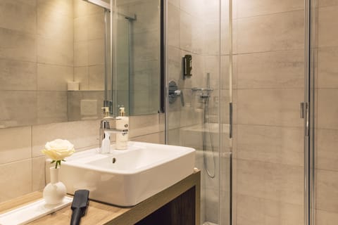 Double Room | Bathroom | Shower, free toiletries, hair dryer, bidet