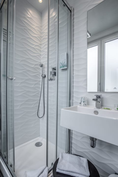 Rainfall showerhead, free toiletries, hair dryer, towels