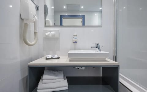 Combined shower/tub, free toiletries, hair dryer, towels