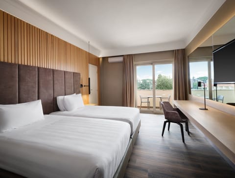 Hypo-allergenic bedding, down comforters, in-room safe, desk