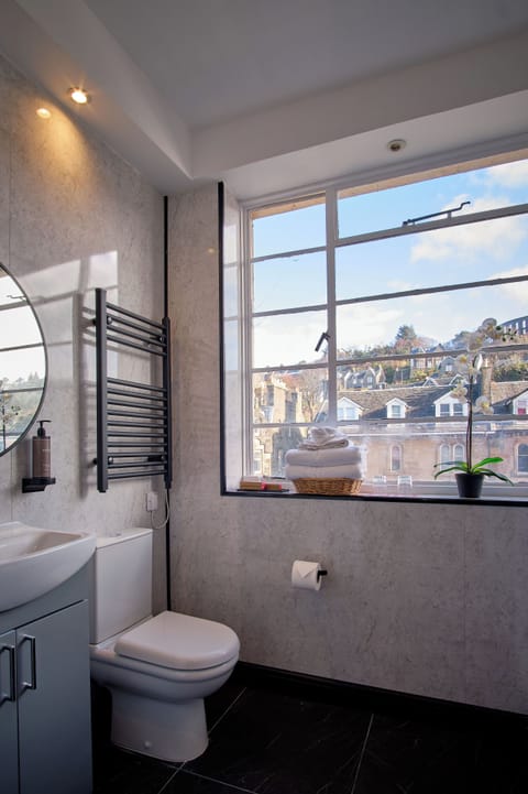 Premier Family Room | Bathroom | Free toiletries, hair dryer, slippers, towels