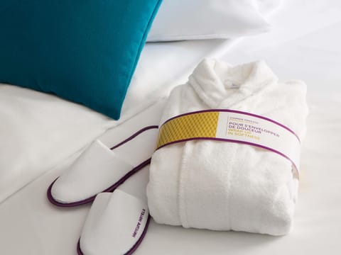 Premium bedding, in-room safe, desk, blackout drapes