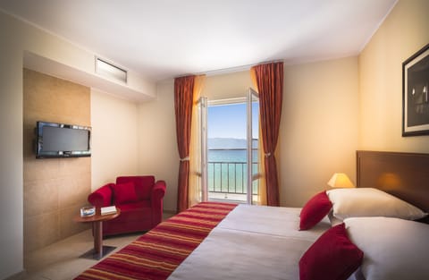 Apartment for 4+2 Seaview | Minibar, in-room safe, desk, blackout drapes