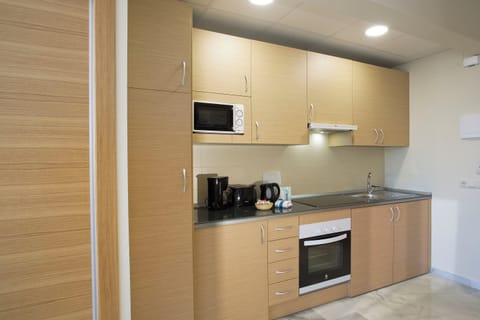 Garden Junior Suite | Private kitchen | Fridge, microwave, oven, stovetop