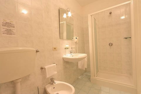 Double Room | Bathroom | Free toiletries, hair dryer, towels