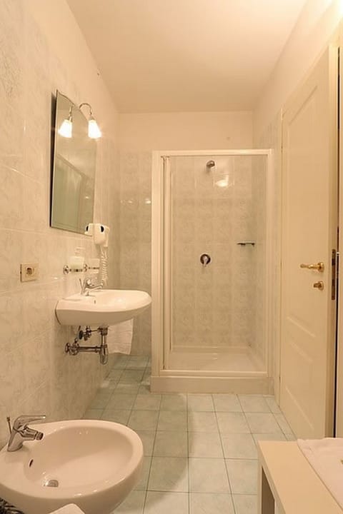 Double Room | Bathroom | Free toiletries, hair dryer, towels
