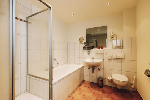 Family Double Room | Bathroom | Free toiletries, hair dryer, towels, soap