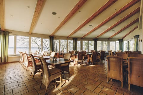 Breakfast and dinner served, local cuisine