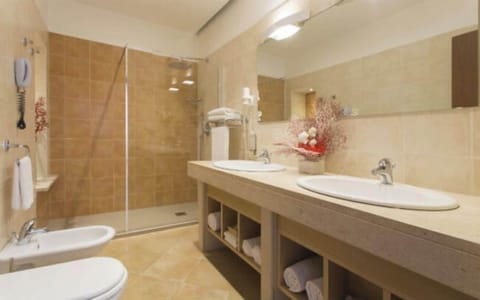 Junior Suite, Sea View | Bathroom | Shower, free toiletries, hair dryer, bidet
