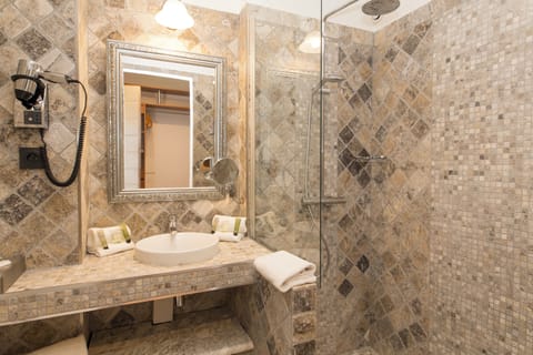 Comfort Double Room | Bathroom | Free toiletries, hair dryer, bathrobes, slippers