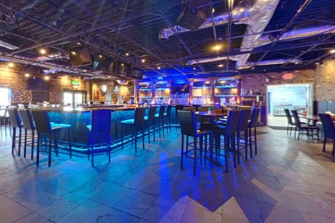 Lunch and dinner served, American cuisine