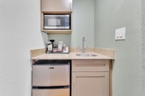 Deluxe Room, 1 King Bed, Jetted Tub, No Pets Allowed | Premium bedding, in-room safe, individually decorated