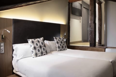Attic Room | Minibar, in-room safe, desk, soundproofing