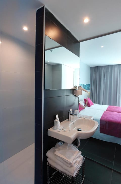 Bathtub, free toiletries, hair dryer, towels