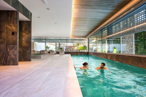 Couples treatment rooms, sauna, hot tub, steam room, prenatal massages