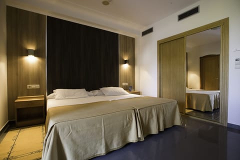 Standard Double Room | In-room safe, desk, soundproofing, cribs/infant beds