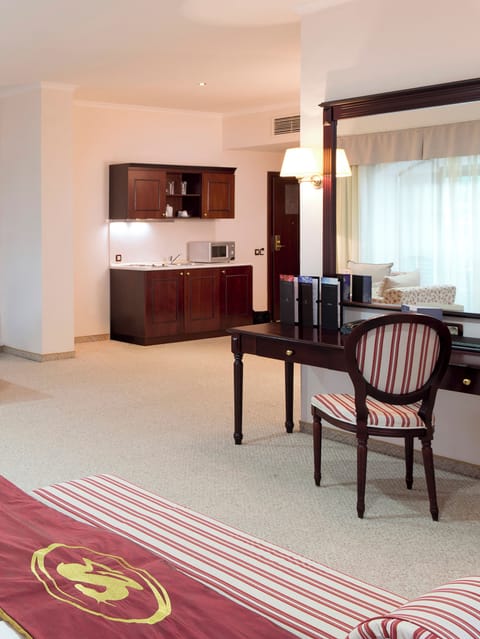 The Level, Suite | Egyptian cotton sheets, premium bedding, minibar, in-room safe