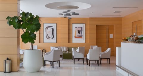 4 bars/lounges, cocktail bar