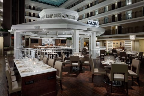 2 restaurants; lunch and dinner served