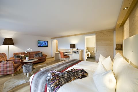 Junior Suite, Balcony, Mountain View | Bathroom | Hair dryer, bathrobes, slippers, towels