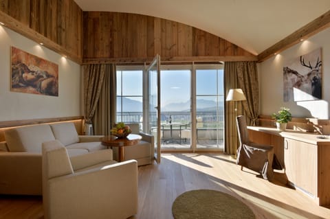 Royal Suite | Living room | Flat-screen TV