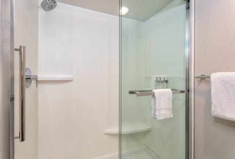 Combined shower/tub, free toiletries, hair dryer, towels