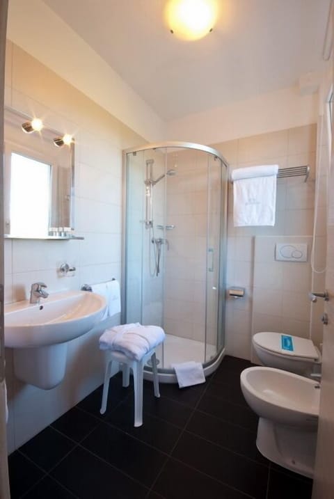 Standard Quadruple Room | Bathroom | Shower, hair dryer, bidet