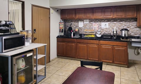 Free daily English breakfast