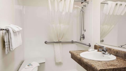 Room, 1 King Bed, Non Smoking, Private Bathroom | Bathroom | Combined shower/tub, towels