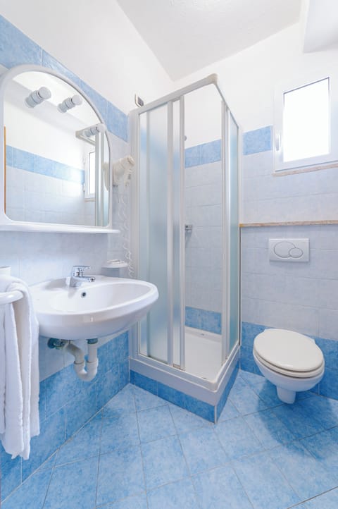 Triple Room | In-room safe, desk, free WiFi, bed sheets