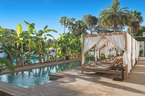 Indoor pool, 2 outdoor pools, pool umbrellas, sun loungers