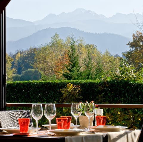 Breakfast, lunch and dinner served