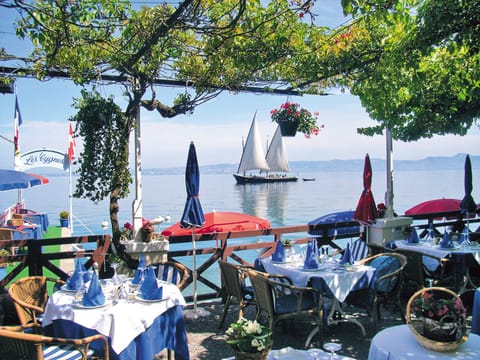 Breakfast, lunch, dinner served; French cuisine 