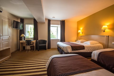 Quadruple Room | In-room safe, desk, laptop workspace, soundproofing