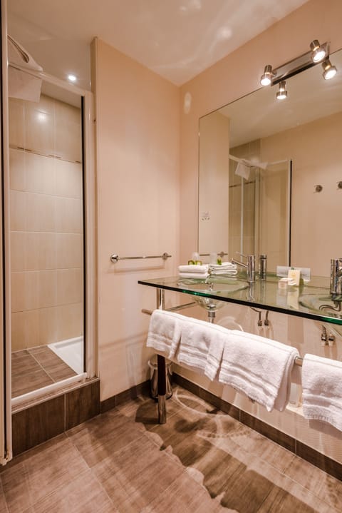 Quadruple Room | Bathroom | Hair dryer, towels, soap, shampoo