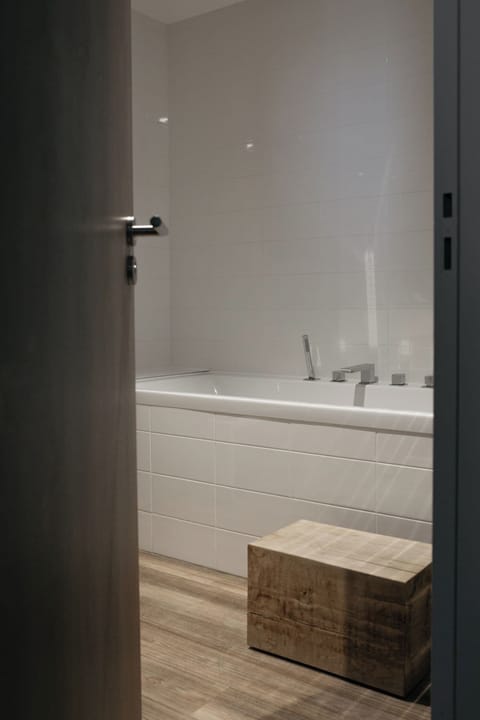 Junior Suite, 1 King Bed | Bathroom | Shower, rainfall showerhead, eco-friendly toiletries, hair dryer