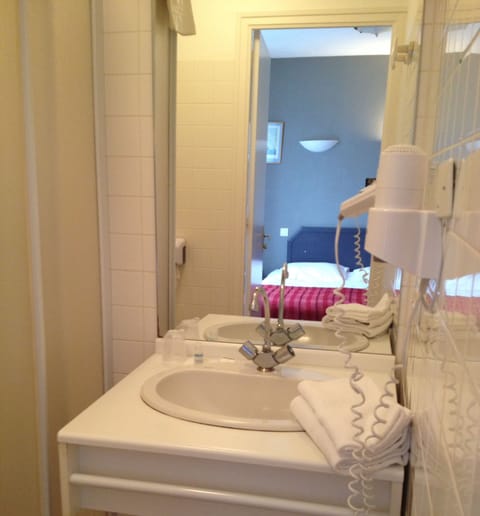 Economy Double Room | Bathroom | Free toiletries, hair dryer, towels