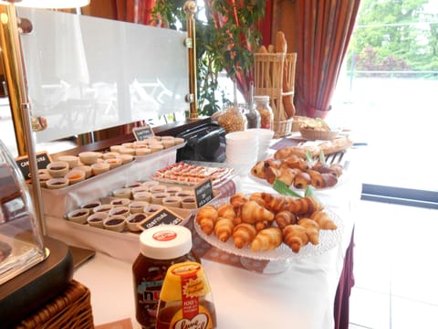 Daily buffet breakfast for a fee