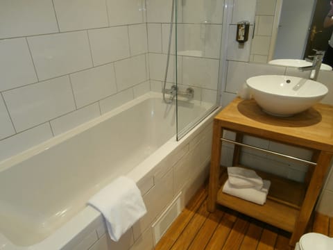 Superior Double Room, Lake View | Bathroom | Hair dryer, towels