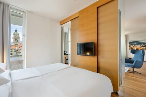 Suite | Hypo-allergenic bedding, minibar, in-room safe, desk