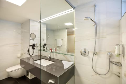 Superior Room | Bathroom | Free toiletries, hair dryer, slippers, towels